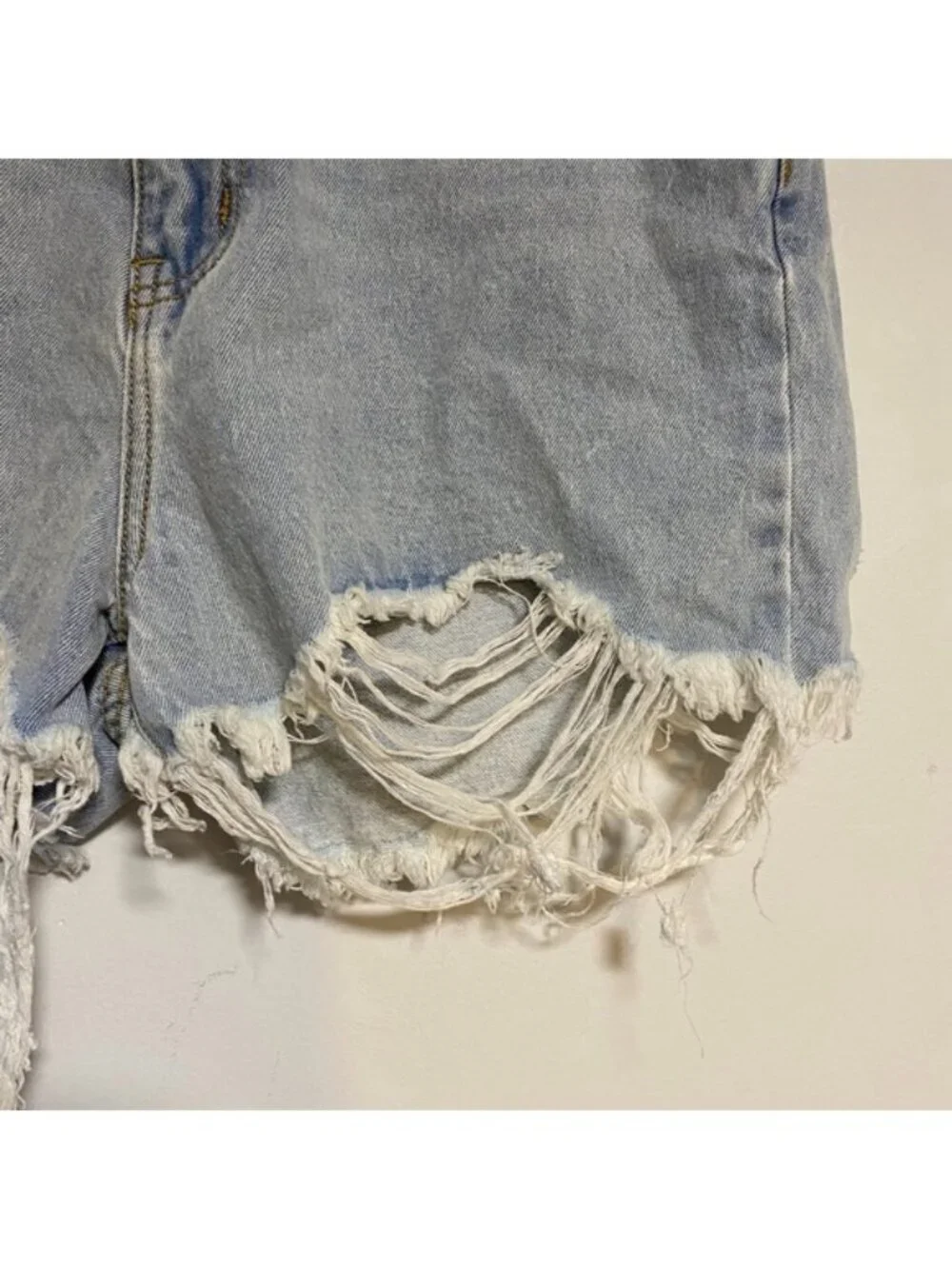 Missguided Distressed Light Wash Denim Shorts – US 6 / UK 10 – Frayed Hem